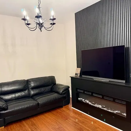 Large Luxury 4 Bedroom With Parking Manchester