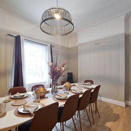 Massive And Stylish 5 Bed House - Sleeps 13 - Free Parking בית נופש *