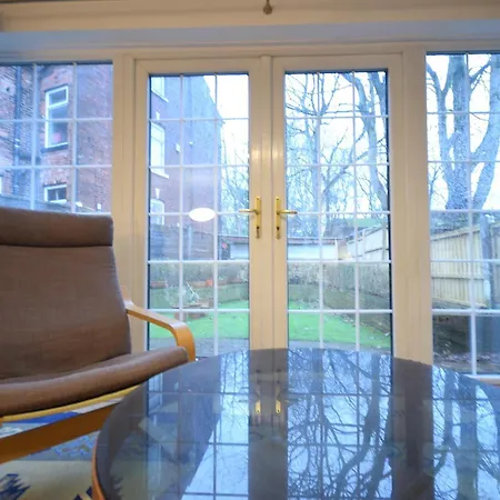 בית נופש Cosy 2bdr House With Driveway Near