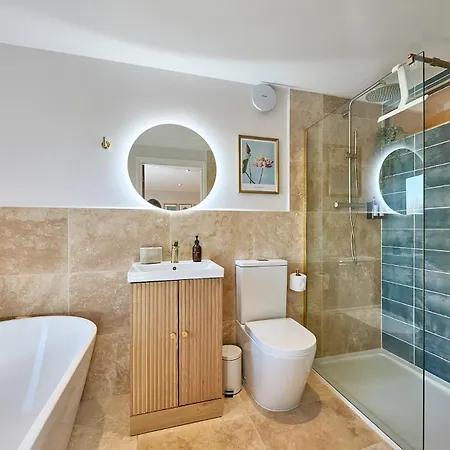 Stylish 4 Bed In Old Trafford Next To Mufc * 맨체스터