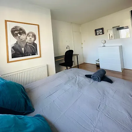 Quarto em Acomodações Particulares The Oasis - Fast Wi-fi - Private Workspace