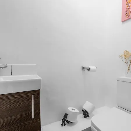 The Vibe & Play Hangout - Hot Tub Retreat