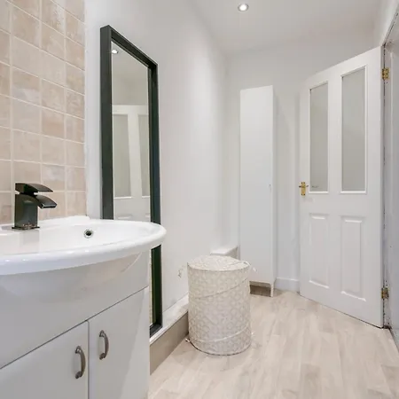 Spacious 4 Bed Ideal For Business & Long Term Stays, Free Parking * Mánchester