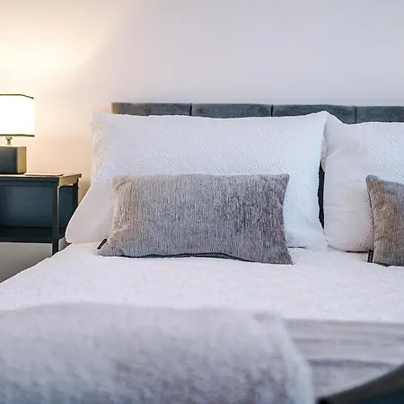 Stylish 2br House For 4 In With Parking