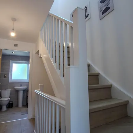 Modern 2-bed In Swinton By Mcpi Hosting, Perfect For Families & Contractors 別荘 *