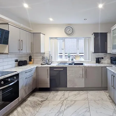 Massive And Stylish 5 Bed House - Sleeps 13 - Free Parking בית נופש *