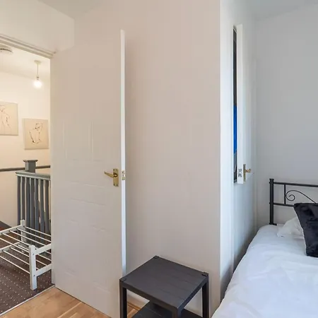 2br House Contractors Parking Wifi