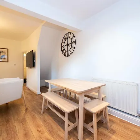 Goulder House- Close To Motorway & Co-op Live Манчестер
