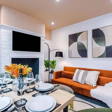 Spacious 4Br Home - Walk To Metrolink - Free Parking - Sleeps 8 펜션 *