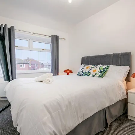 Spacious 4 Bed Ideal For Business & Long Term Stays, Free Parking * Manchester