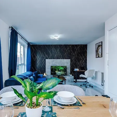 Pearl Reside - Sleeps 5, Free Parking & 5 Mins Centre