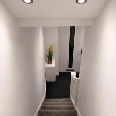 Boutique Home Mcr With Games Table, Sleeps 9 Nyaraló