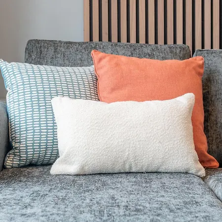 Comfort & Style In Salford - Sleeps 8