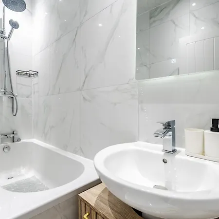 בית נופש Exotic 4bd, Etihad, Coop Arena - Tv In And Outdoor Dining