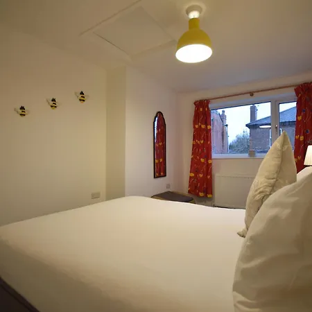 Cosy 2bdr House With Driveway Near מנצ'סטר