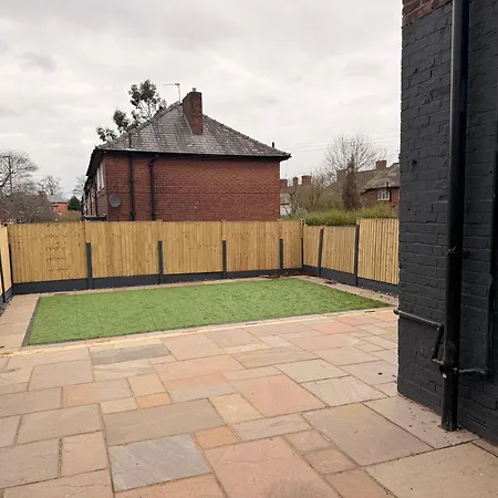 Boutique Home Mcr With Games Table, Sleeps 9 Nyaraló