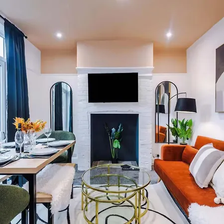 Spacious 4Br Home - Walk To Metrolink - Free Parking - Sleeps 8 펜션 맨체스터