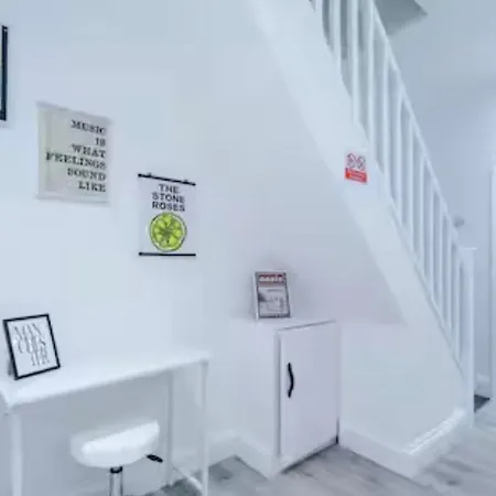 度假居 Modern 2-bed House Near Centre - Sleeps 6 *