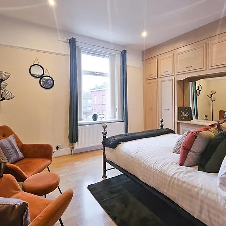 Massive And Stylish 5 Bed House - Sleeps 13 - Free Parking *
