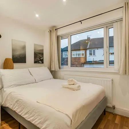 Guestready - Cozy 3-bedroom In Droylsden Vendégház 4*