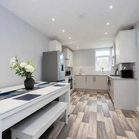 Spacious 4br Perfect For Groups & Contractors *