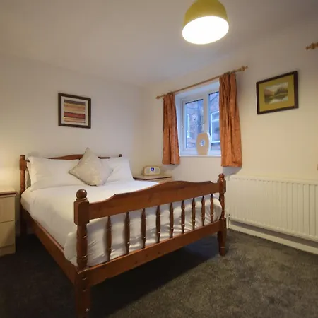 בית נופש Cosy 2bdr House With Driveway Near *