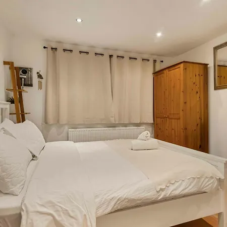 Vendégház Guestready - Cozy 3-bedroom In Droylsden 4*