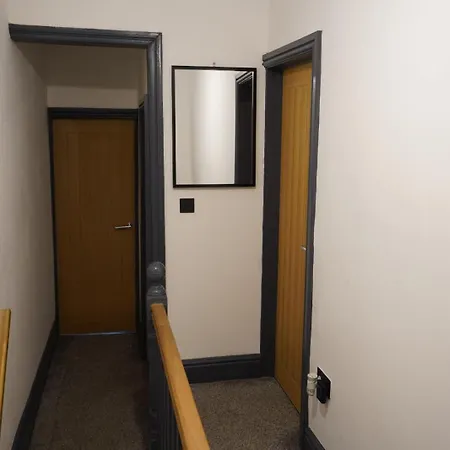 Spacious 3-bedroom Near Centre With Parking בית נופש *