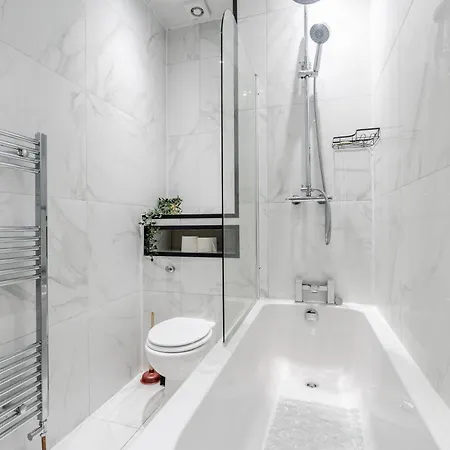 Exotic 4bd, Etihad, Coop Arena - Tv In And Outdoor Dining *