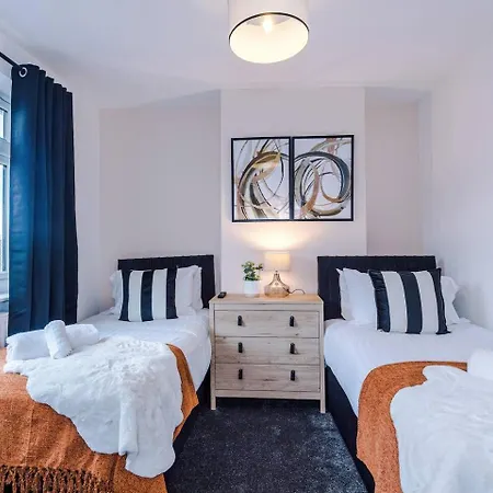 Spacious 4Br Home - Walk To Metrolink - Free Parking - Sleeps 8 맨체스터
