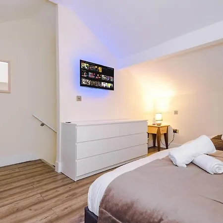 Sleeps 13, Free Parking, Near Etihad & C0-0p Live, 4br Prázdninový dům *