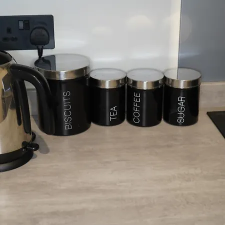 Spacious 3-bedroom Near Centre With Parking *