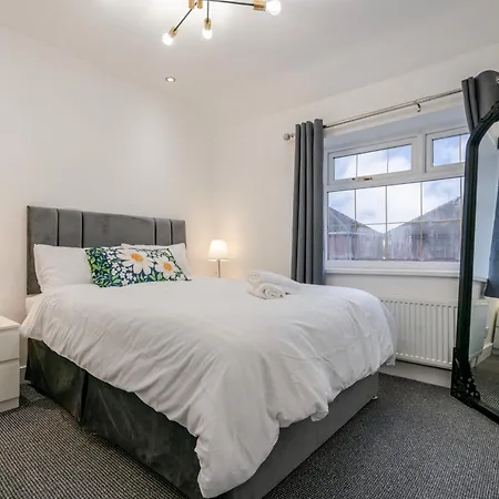 Spacious 4 Bed Ideal For Business & Long Term Stays, Free Parking Penzion Manchester