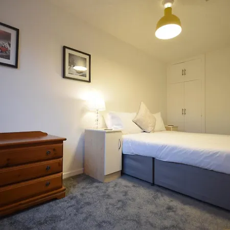 בית נופש Cosy 2bdr House With Driveway Near מנצ'סטר