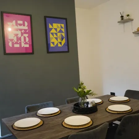 Spacious 3-bedroom Near Centre With Parking בית נופש