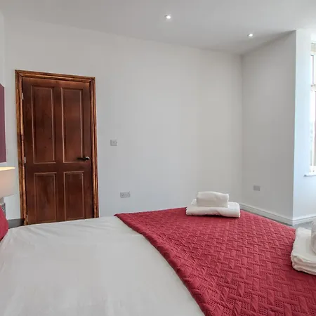 Modern & Spacious 4-bedroom Home, Family & Contractor Friendly, Casa vacanze