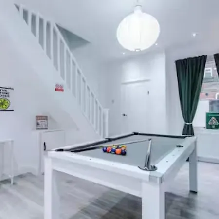 Modern 2-bed House Near Centre - Sleeps 6 Semesterbostad