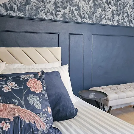 Massive And Stylish 5 Bed House - Sleeps 13 - Free Parking בית נופש