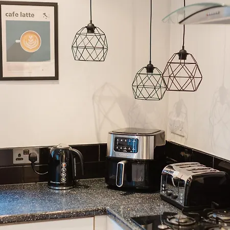 3 Bedroom House In Salford - Sleeps 6 Guests, Contractors, Groups, Families, Business, Leisute & Relocation Welcome, 15 Minutes From Centre, Fast Wi-fi, Smart Tv In Each Bedroom & Free Parking, Long And Short Welcome בית נופש