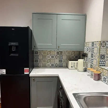 Large Luxury 4 Bedroom With Parking
