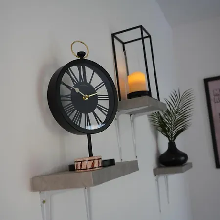 Spacious 3-bedroom Near Centre With Parking *