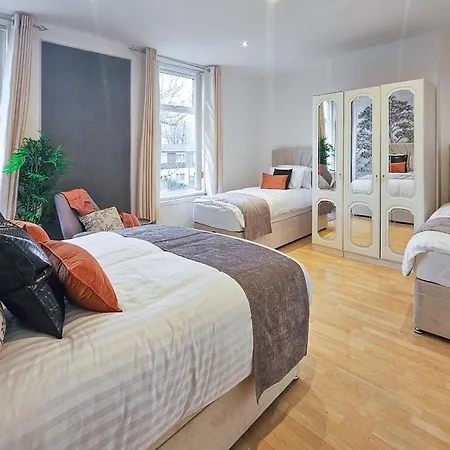 Massive And Stylish 5 Bed House - Sleeps 13 - Free Parking בית נופש