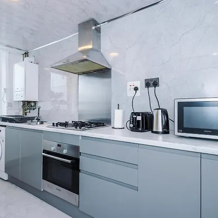 Pearl Reside - Sleeps 5, Free Parking & 5 Mins Centre Holiday home *