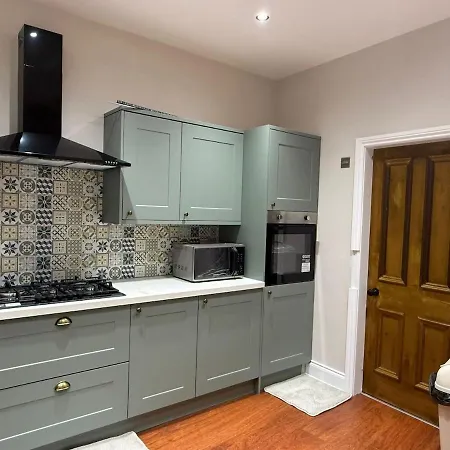 Large Luxury 4 Bedroom With Parking Manchester