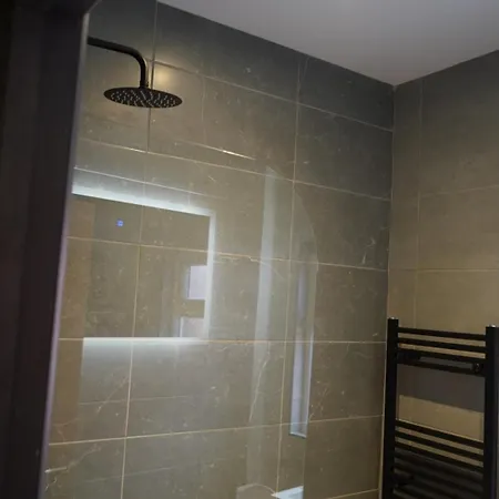 Spacious 3-bedroom Near Centre With Parking מנצ'סטר