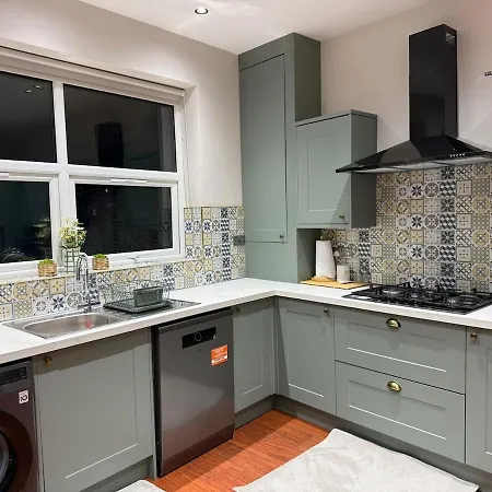 Dom wakacyjny Large Luxury 4 Bedroom With Parking