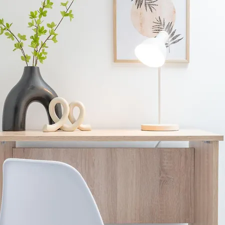 Comfort & Style In Salford - Sleeps 8 *