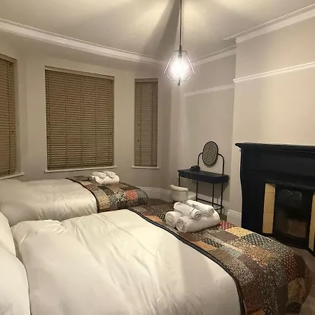 Large Luxury 4 Bedroom With Parking *