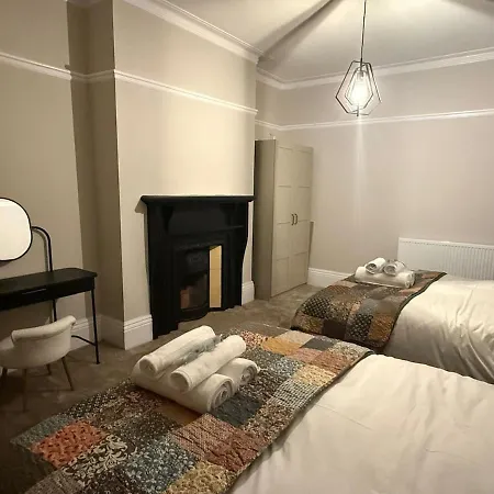 Large Luxury 4 Bedroom With Parking Nyaraló *