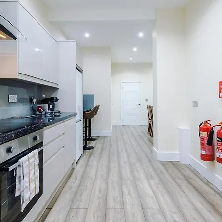 Prázdninový dům Sleeps 13, Free Parking, Near Etihad & C0-0p Live, 4br *